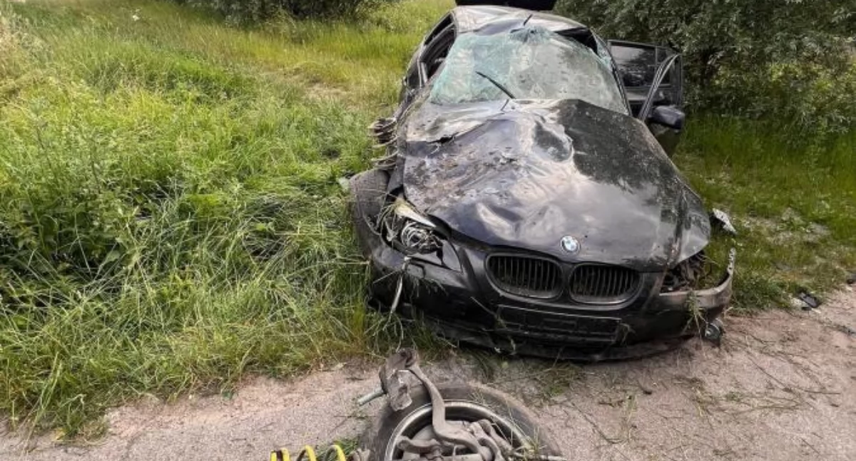 BMW dachowało w pobliżu Ciechanowa. Kierowca usłyszał zarzuty [zdjęcia]