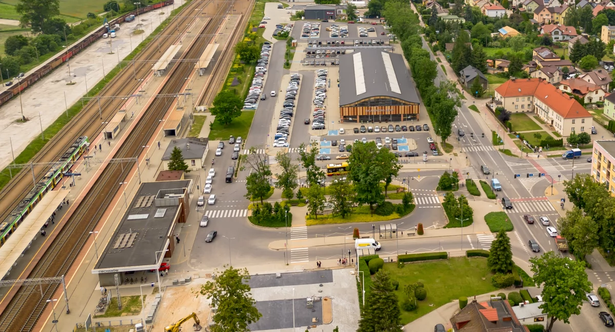 Koniec z blokowaniem parkingu? Miasto zmienia zasady parkowania przy Hali Targowej