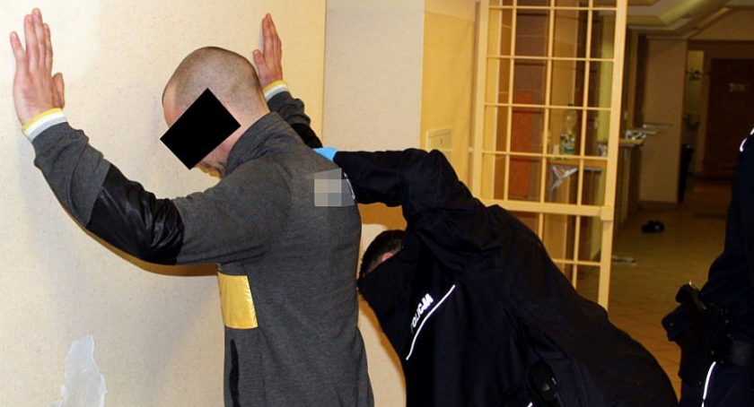 Stołeczna policja zlikwidowała pod Ciechanowem fabrykę papierosów. Zatrzymano 6 osób (wideo/foto)