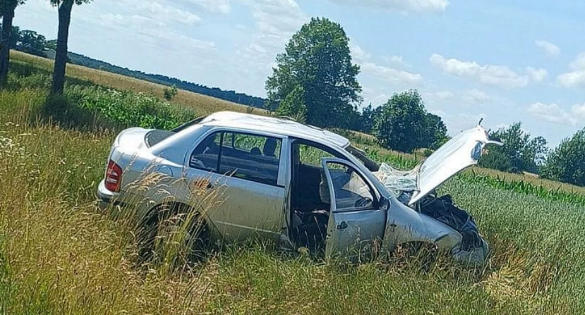 Dachowała skoda, kierowca uciekł. Następnego dnia zgłosił się na policję i usłyszał zarzut