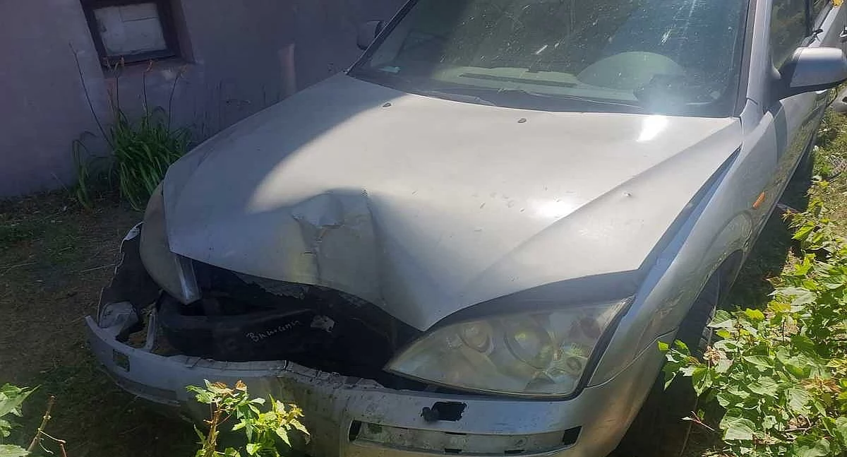 Uderzył w ogrodzenie i drzewo. Pijany kierowca sprawcą groźnego zdarzenia pod Ciechanowem