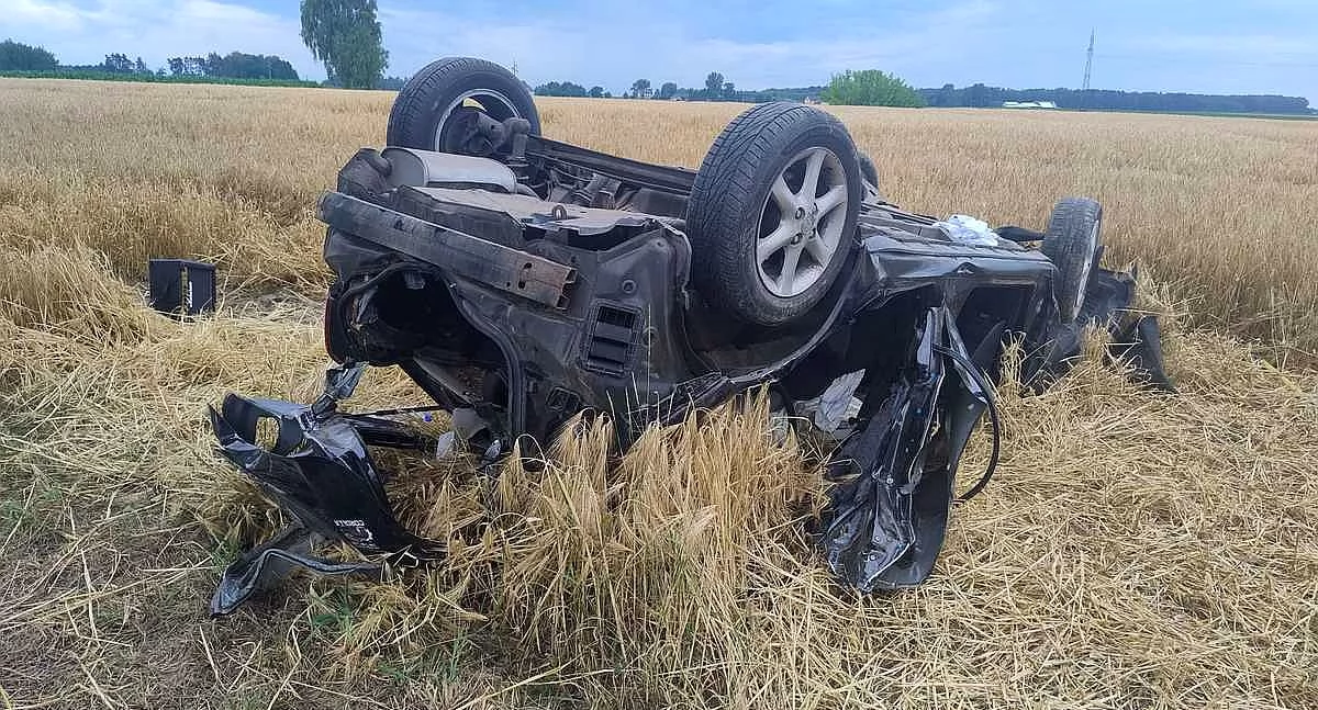 Uderzył w drzewo i dachował. Młody kierowca został ranny [zdjęcia]