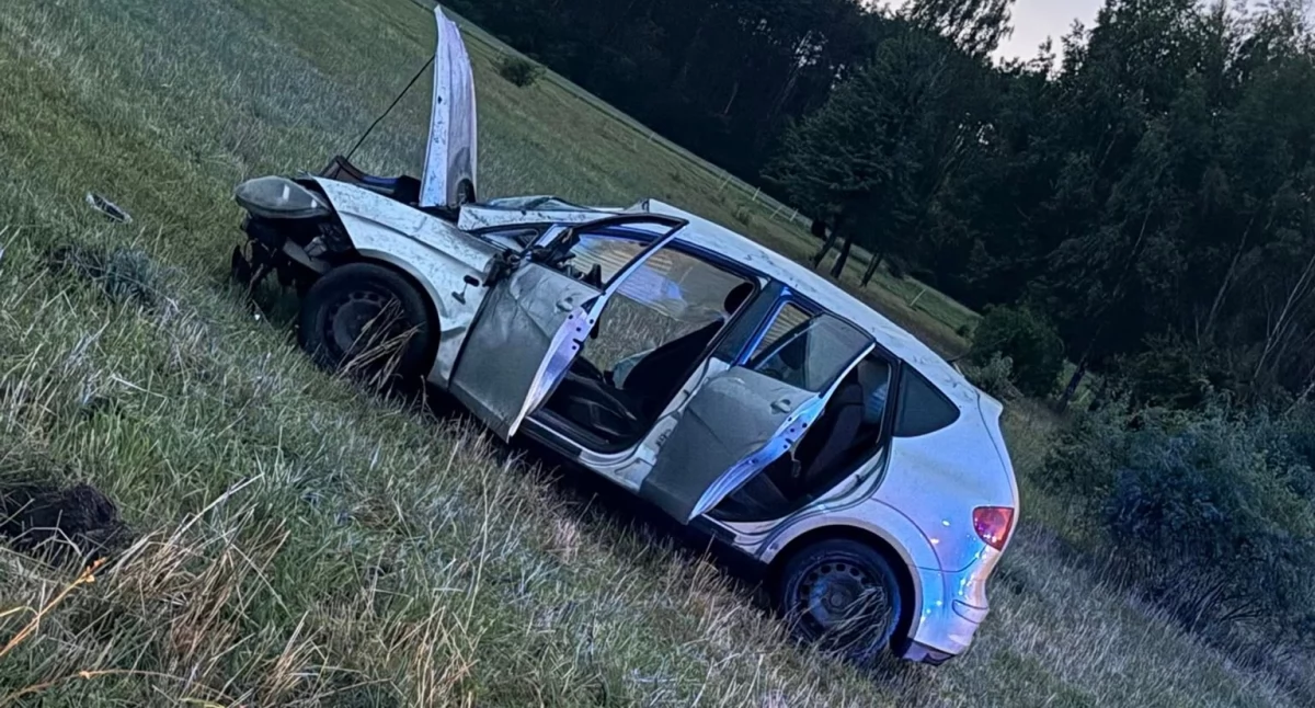 Rozbite auto na łące koło Ciechanowa. Na miejscu nikogo nie było [zdjęcia]