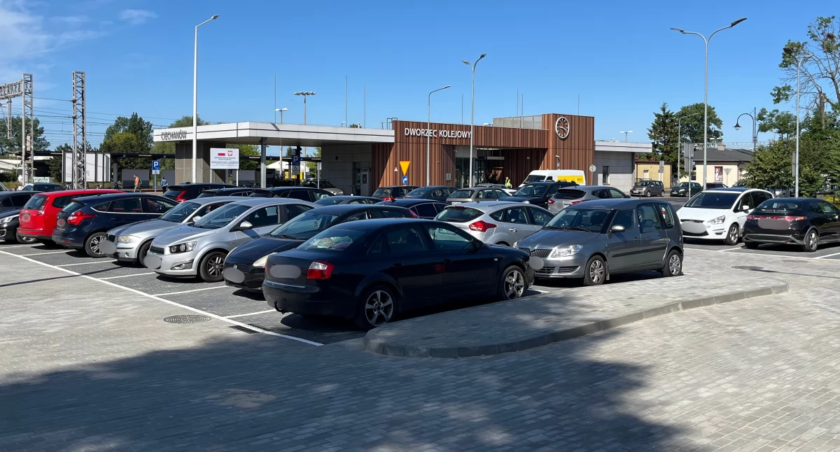 Nowy parking przy dworcu w Ciechanowie oficjalnie otwarty [zdjęcia]