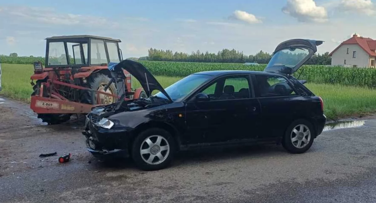 Ciągnik zderzył się z osobówką. Ranna młoda kobieta [zdjęcia]
