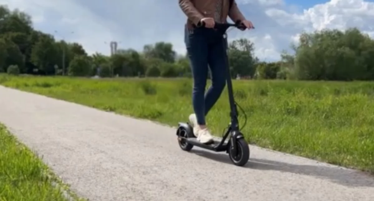 Nastolatek jadący hulajnogą zderzył się z 77-latką