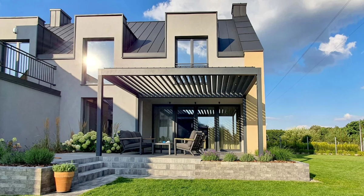 Jakie zadaszenie tarasowe dobrać, aby współgrało z architekturą ogrodu?