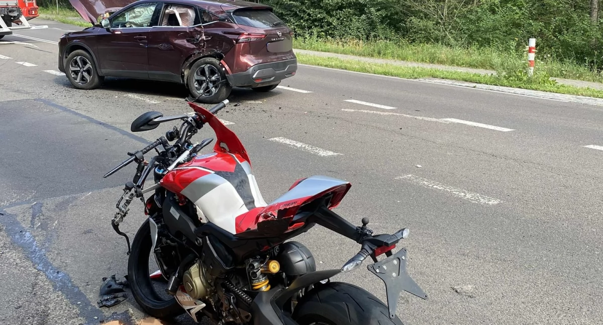 Motocyklistka ciężko ranna w wypadku. Zderzyła się z autem [zdjęcia]