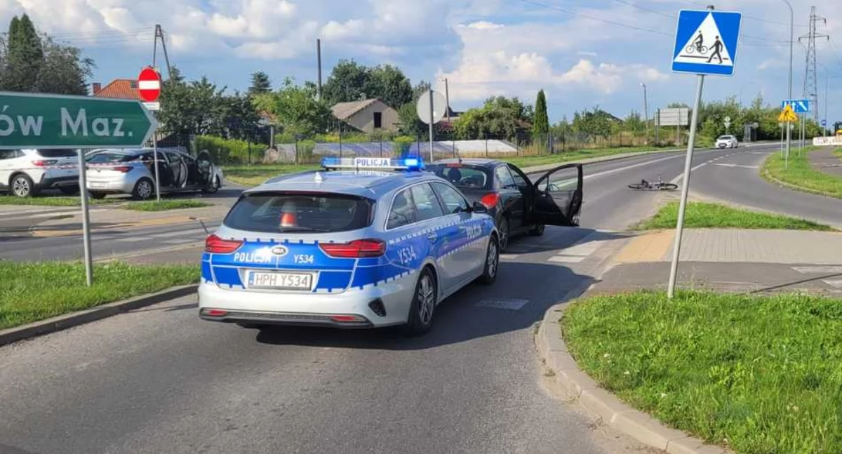 Groźnie na rondzie w Ciechanowie. Młody mężczyzna został ranny
