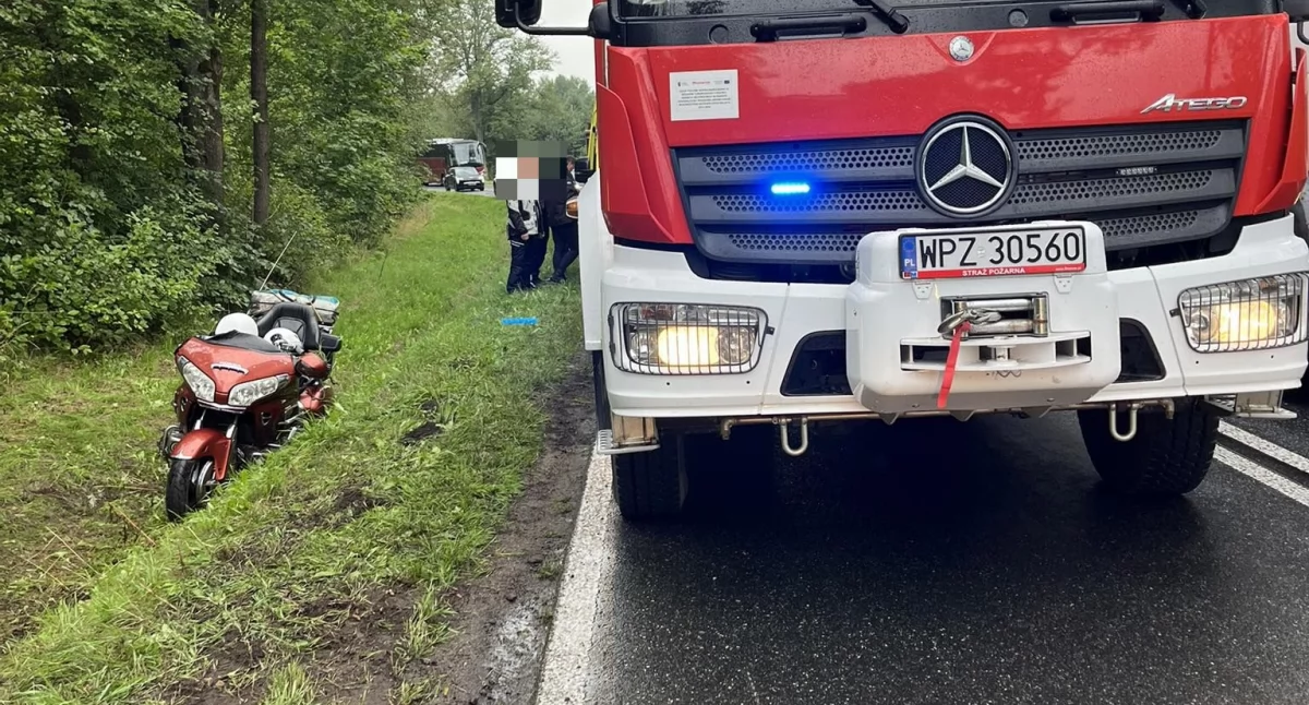 Motocyklista zjechał do rowu. Pasażerka trafiła do szpitala