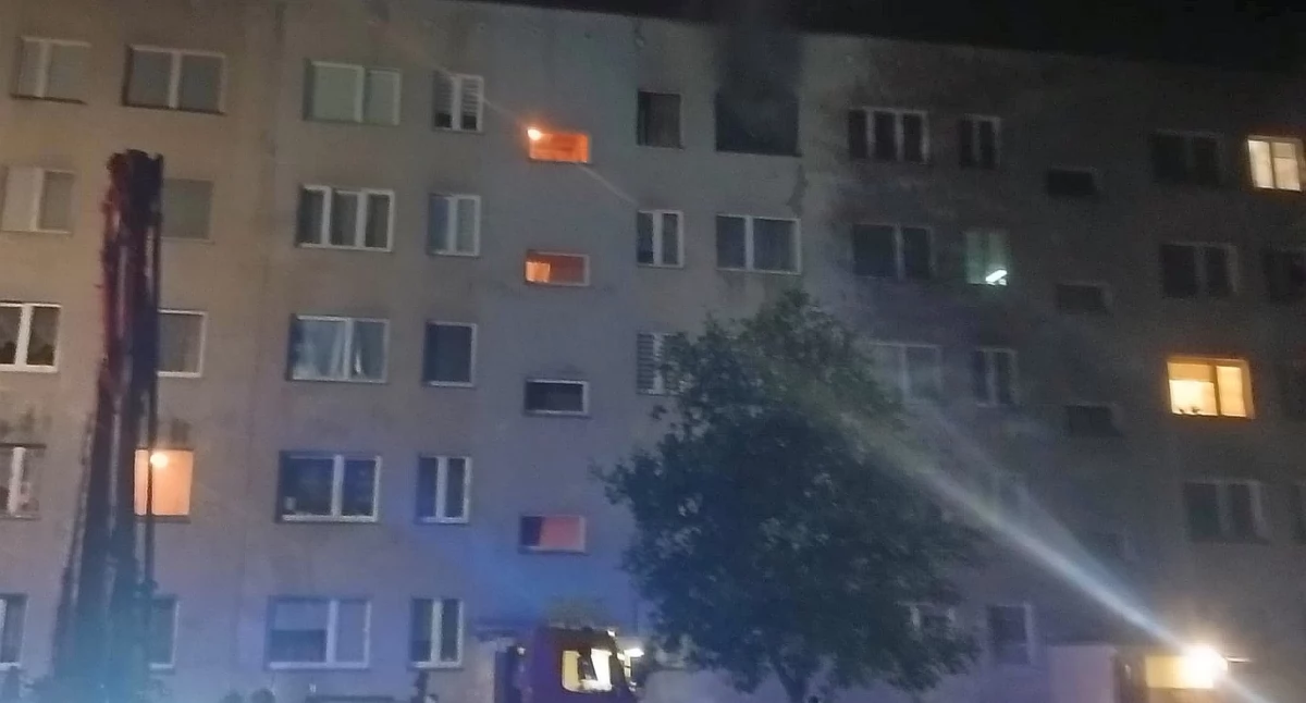 Nocny pożar mieszkania w Ciechanowie. Płomienie wychodziły na zewnątrz