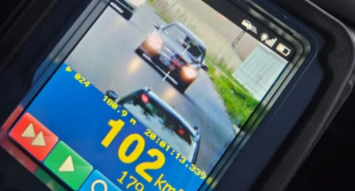 Ciechanowianin pędził mercedesem przez teren zabudowany. Poniesie surowe konsekwencje