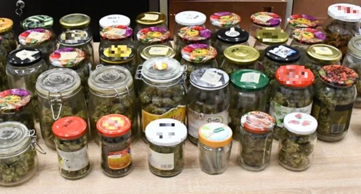 Zamiast konfitur w słoikach była marihuana. Zabezpieczono ponad 5 kg [zdjęcia]