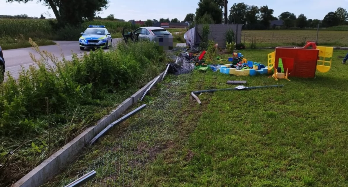 Miał 2 promile i wiózł pasażerów. Kierowca z Ciechanowa uderzył w ogrodzenie i znak drogowy