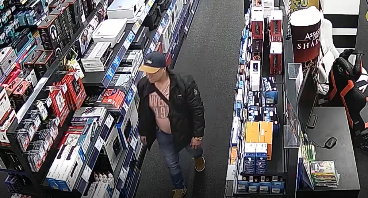 We dwóch kradli w sklepie rtv. Poszukuje ich policja [zdjęcia/wideo]
