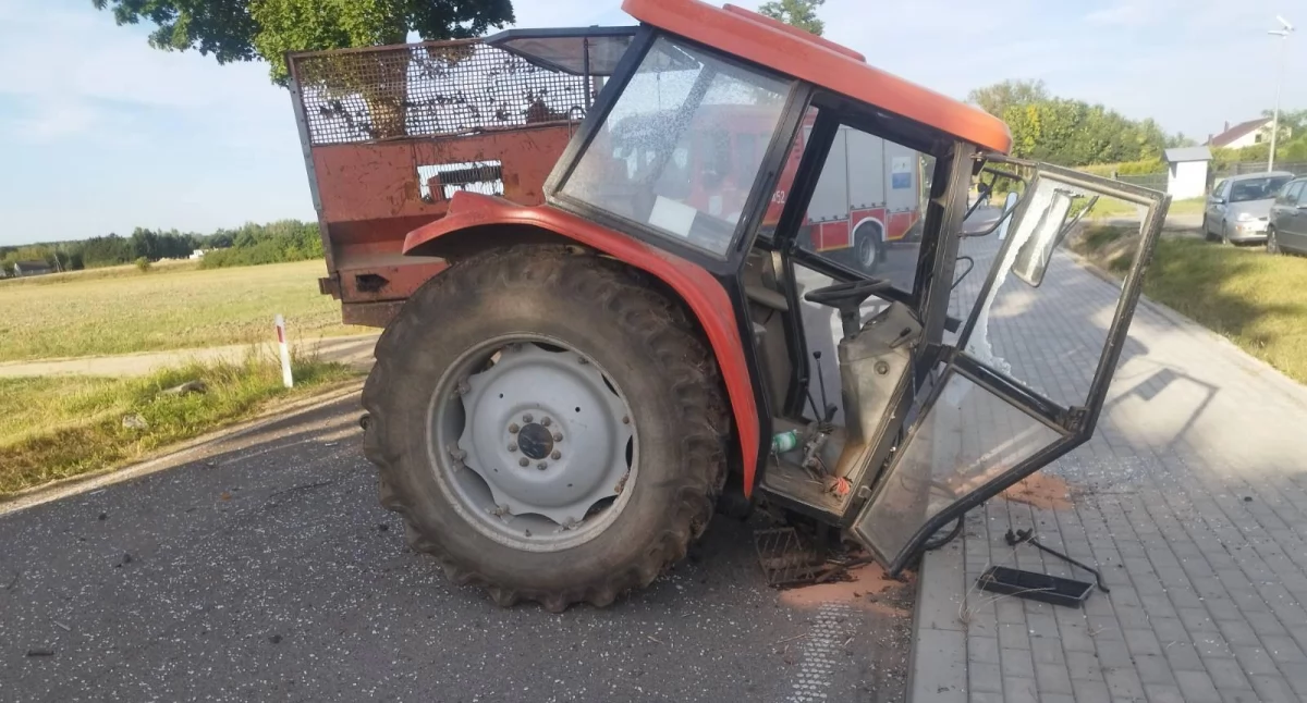Kierowca opla uderzył w ciągnik: przód z silnikiem dosłownie odpadł [zdjęcia]