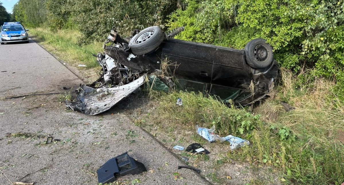 Poważny wypadek z udziałem 20-latka. Kierowca trafił do szpitala [zdjęcia]