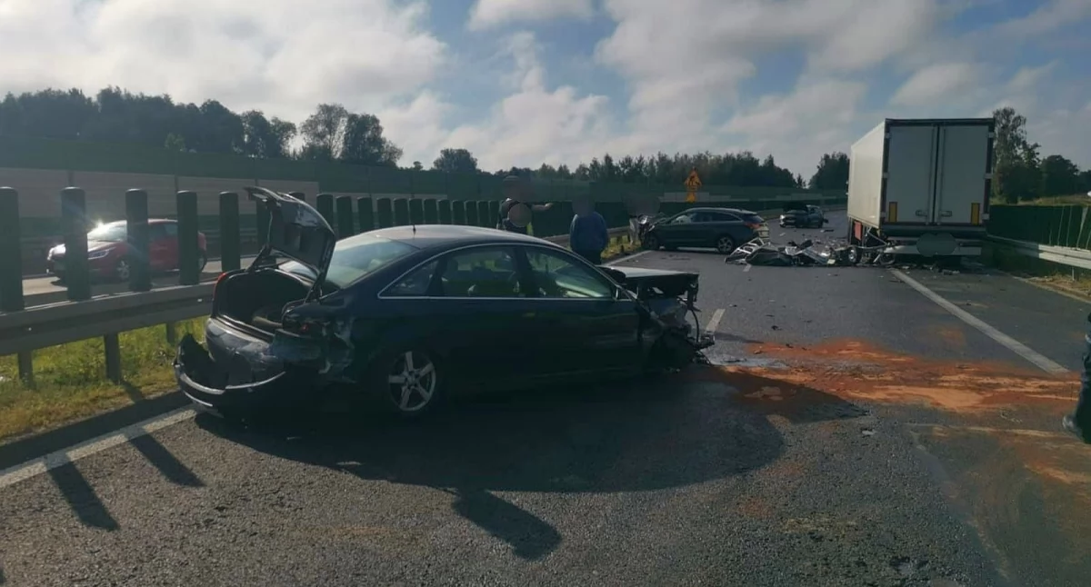 Audi uderzyło w bariery po obu stronach drogi. Chwilę później zderzyły się trzy pojazdy
