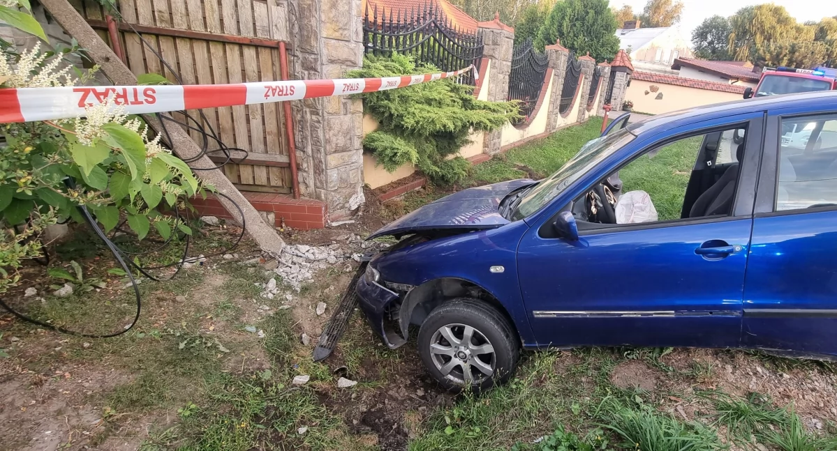 Uderzył w słup i wbił się ogrodzenie. Kierowca i pasażer po alkoholu i narkotykach [zdjęcia]
