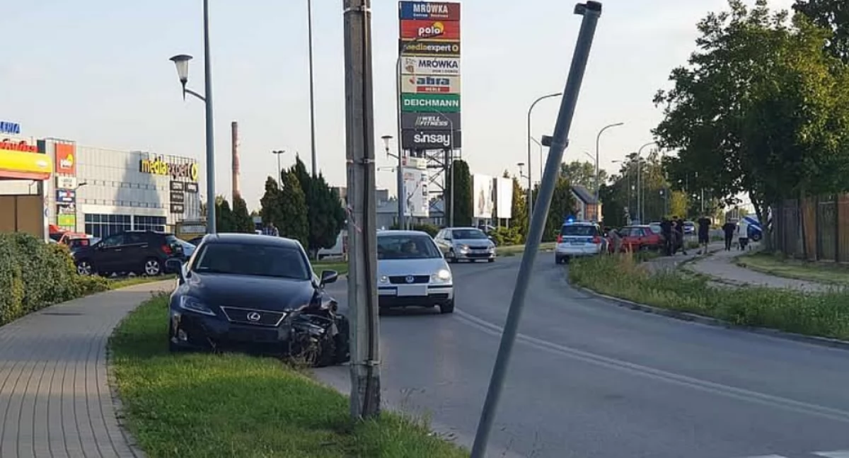 Znów groźnie przy centrum handlowym w Ciechanowie. Zderzyły się dwa auta [zdjęcia]
