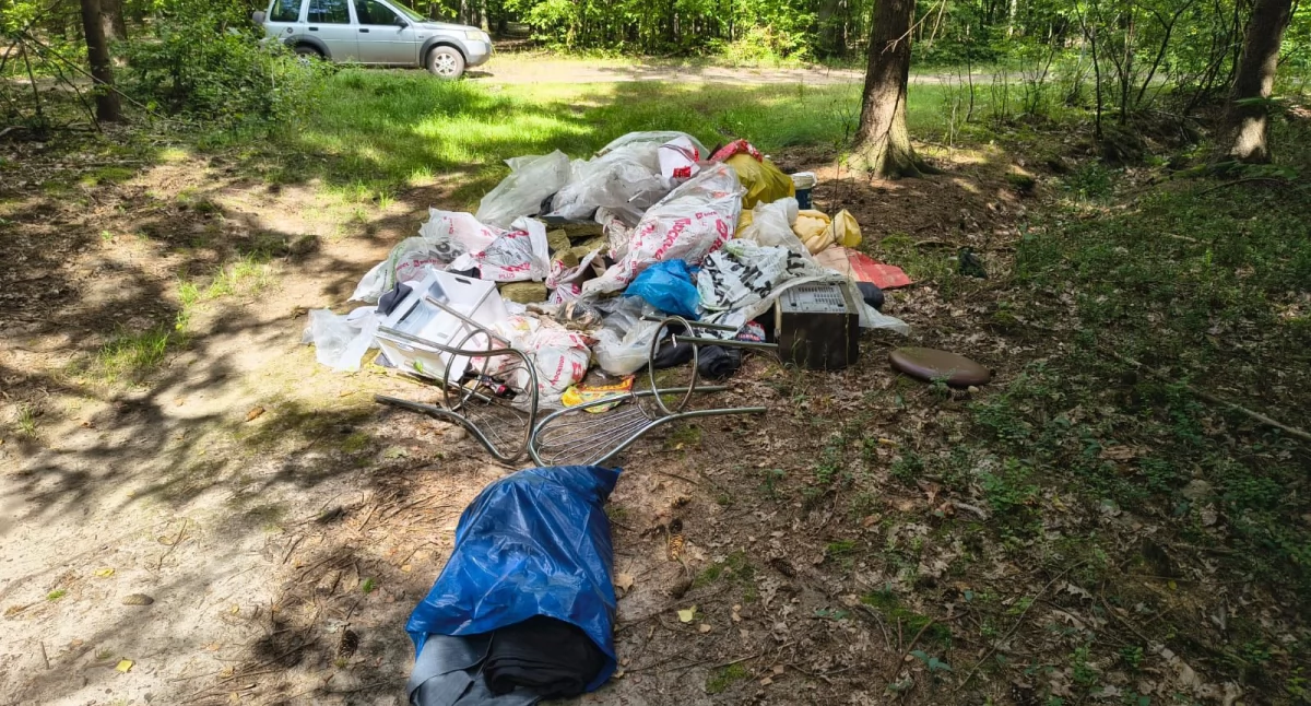Z lasu koło Ciechanowa zrobił sobie wysypisko. Policja szuka sprawcy [zdjęcia]