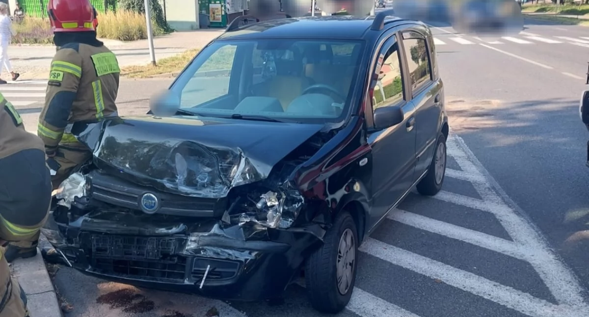 Groźnie w centrum Ciechanowa. Na skrzyżowaniu zderzyły się dwa pojazdy