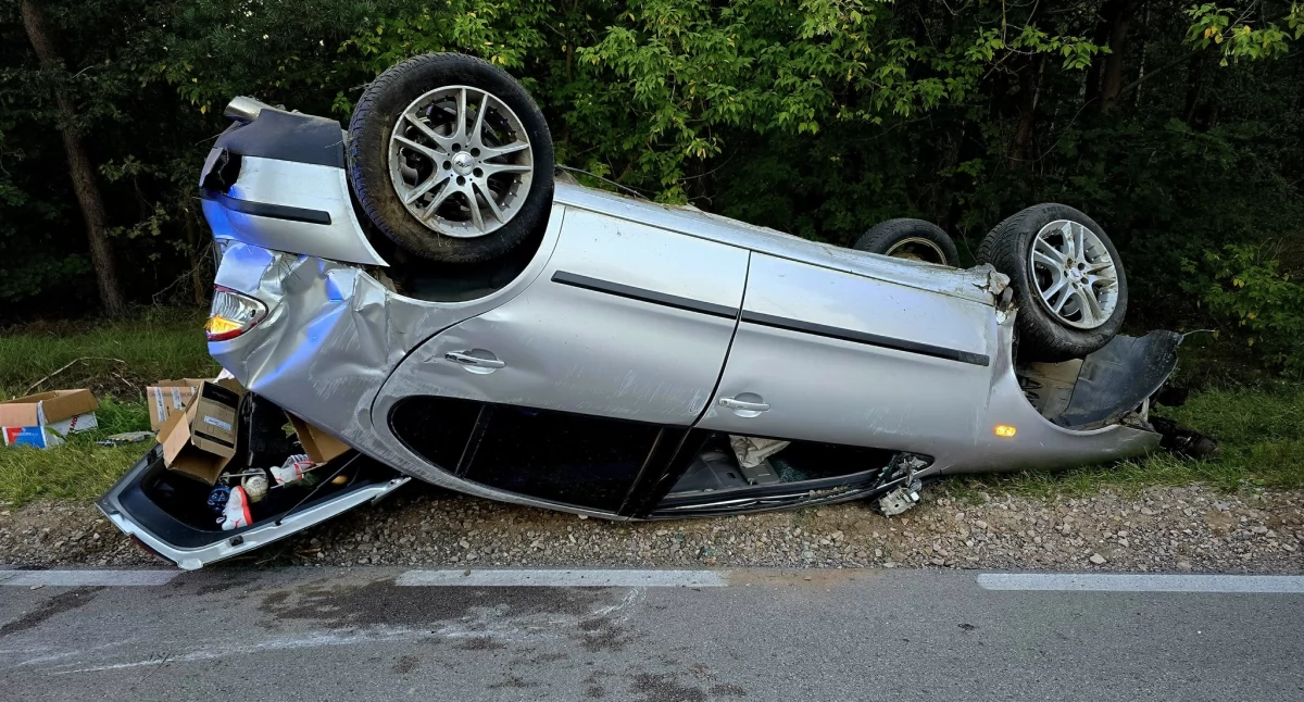 Nastolatek przesadził z prędkością. Jego auto dachowało [zdjęcia]