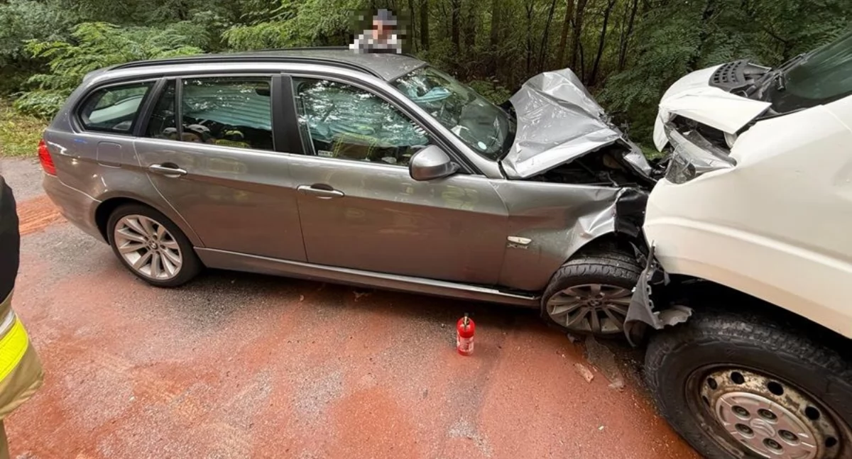 Na łuku wpadł w poślizg. BMW zderzyło się z busem [zdjęcia]