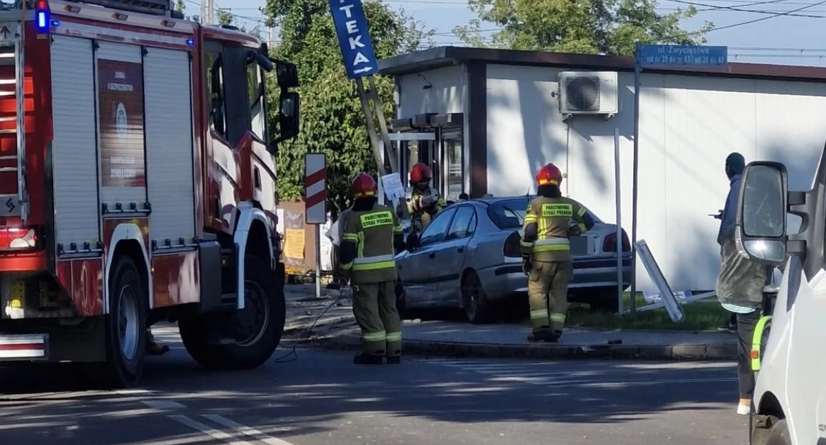 Rozbite pojazdy, uszkodzony sklep. Groźne zdarzenie na skrzyżowaniu [zdjęcia]