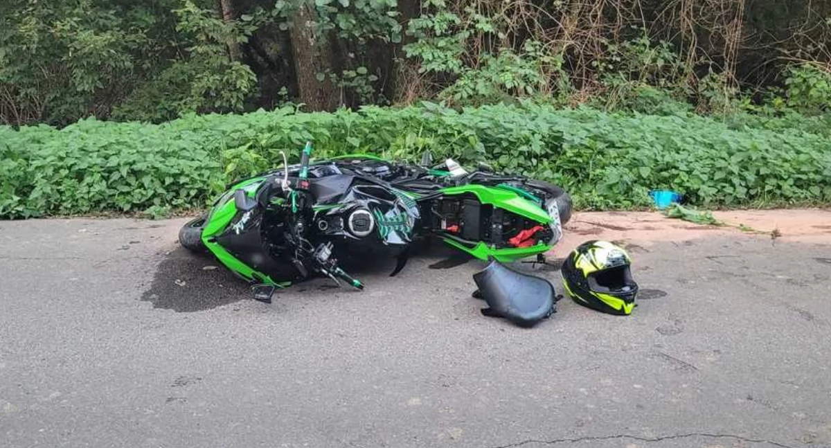 Wypadek motocyklisty. Uderzył w drzewo