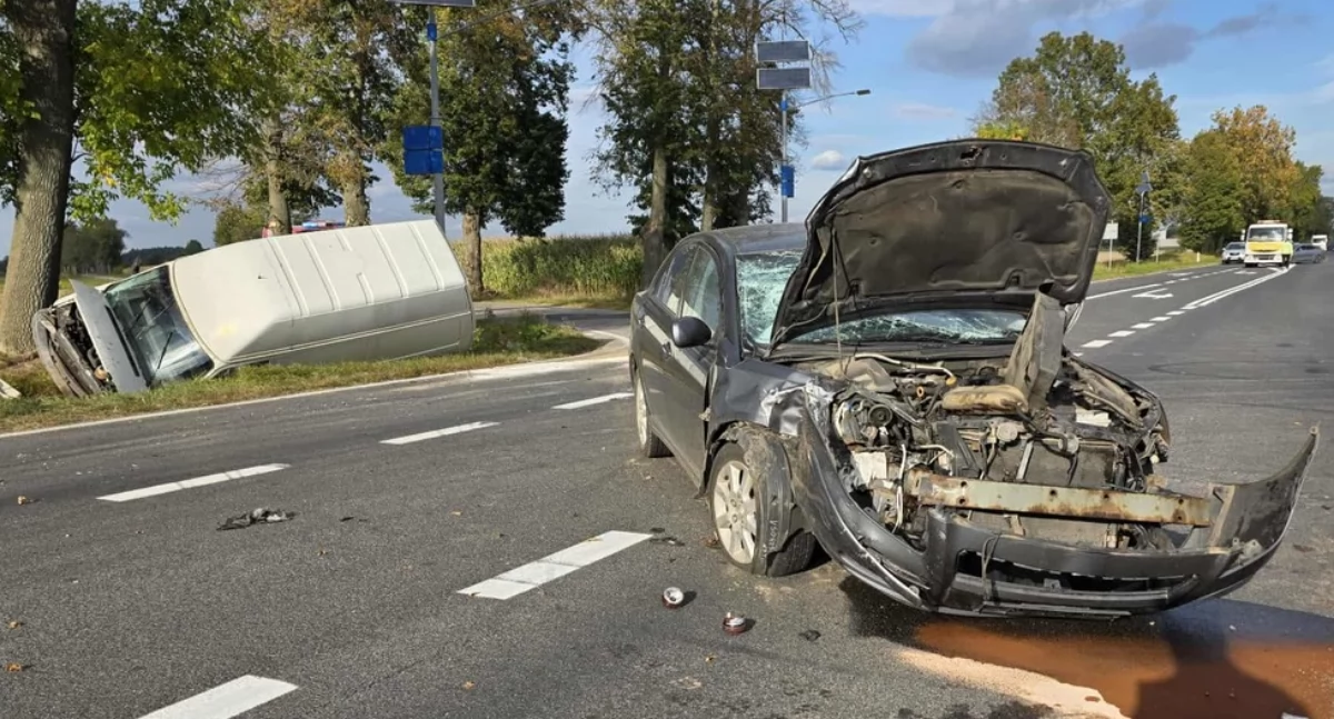 Osobówka i bus rozbite. 84-latek sprawcą zderzenia pojazdów [zdjęcia]