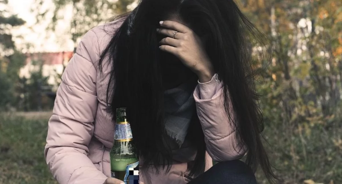 Roczna dziewczynka pod opieką pijanej matki