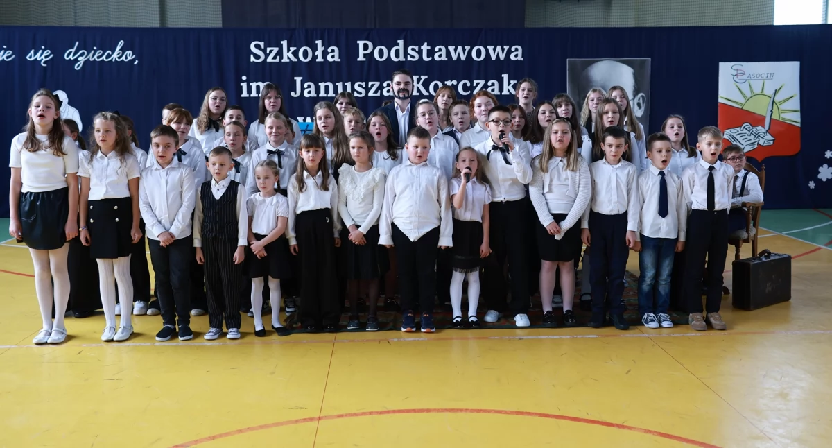 Szkoła Podstawowa w Gąsocinie z nowym patronem i sztandarem [zdjęcia]