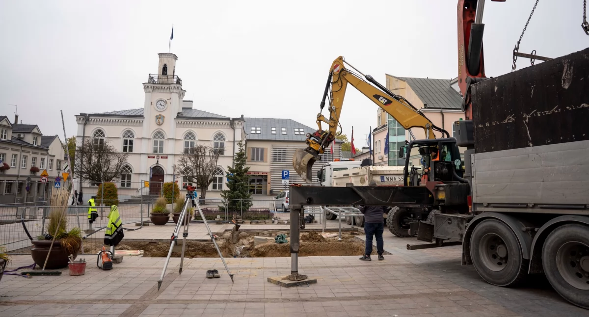 Na placu w centrum Ciechanowa montują zbiornik retencyjny [zdjęcia]