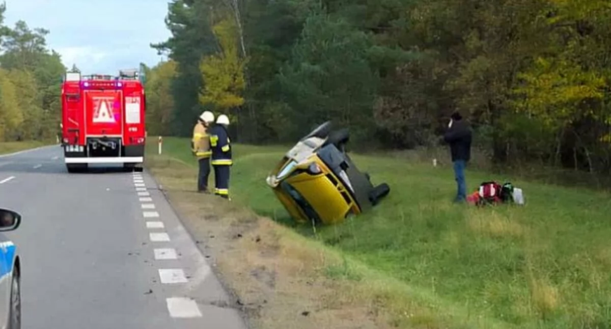 Kobieta ranna po dachowaniu osobówki