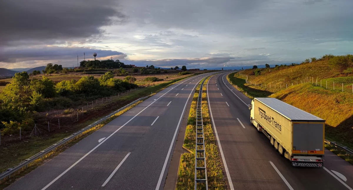 Transport multimodalny: jak łączyć różne środki transportu dla optymalizacji kosztów