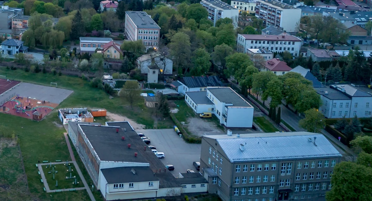 Radni PiS i KO wnioskują o kolejną inwestycję przy szkole w Ciechanowie