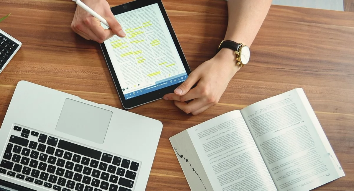 Kilkaset laptopów i tabletów trafi do szkół podstawowych w Ciechanowie