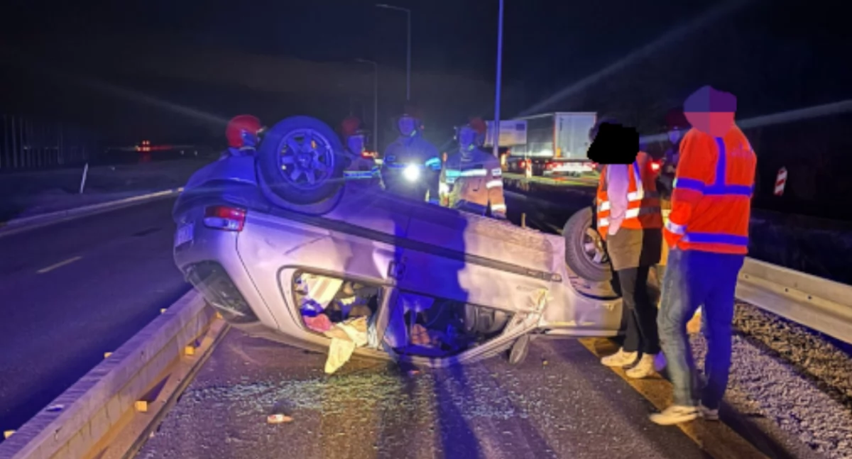 Dachowanie osobówki na remontowanej drodze. Tylko w tym miesiącu doszło tam do ponad 20 zdarzeń!
