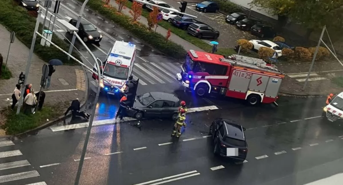 AKTUALIZACJA: Zderzenie pojazdów na skrzyżowaniu w centrum Ciechanowa. Trwa akcja służb [zdjęcia]