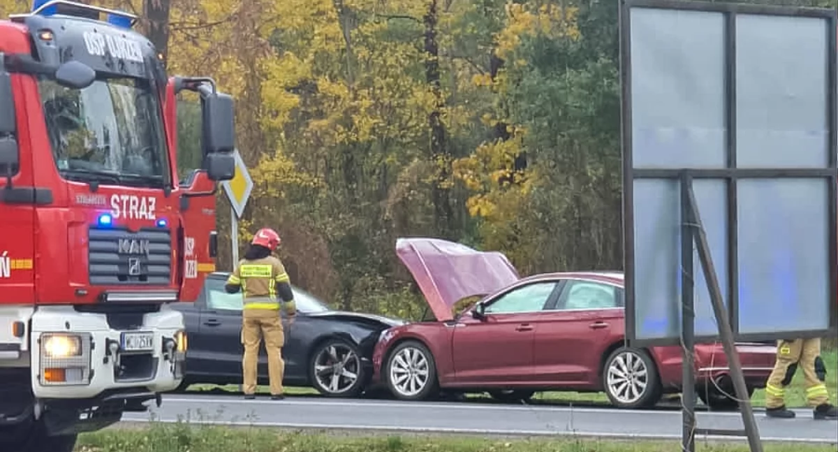 AKTUALIZACJA: Czołowe zderzenie osobówek w pobliżu Ciechanowa
