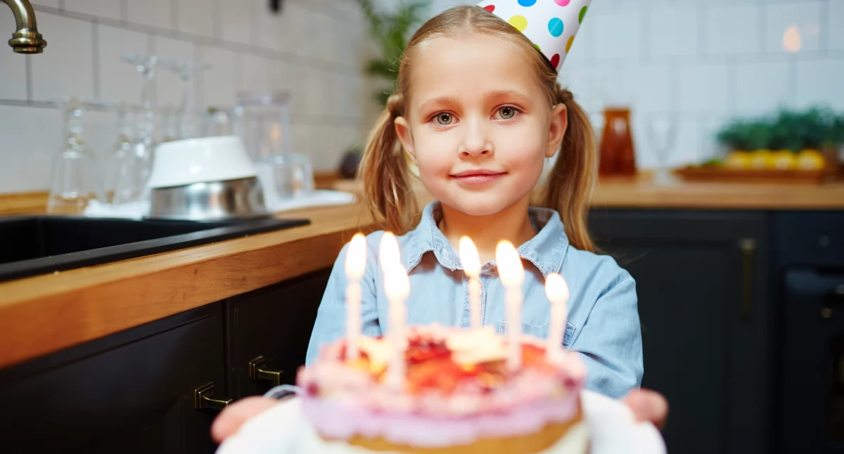 Jak prawidłowo położyć opłatek na tort krok po kroku?
