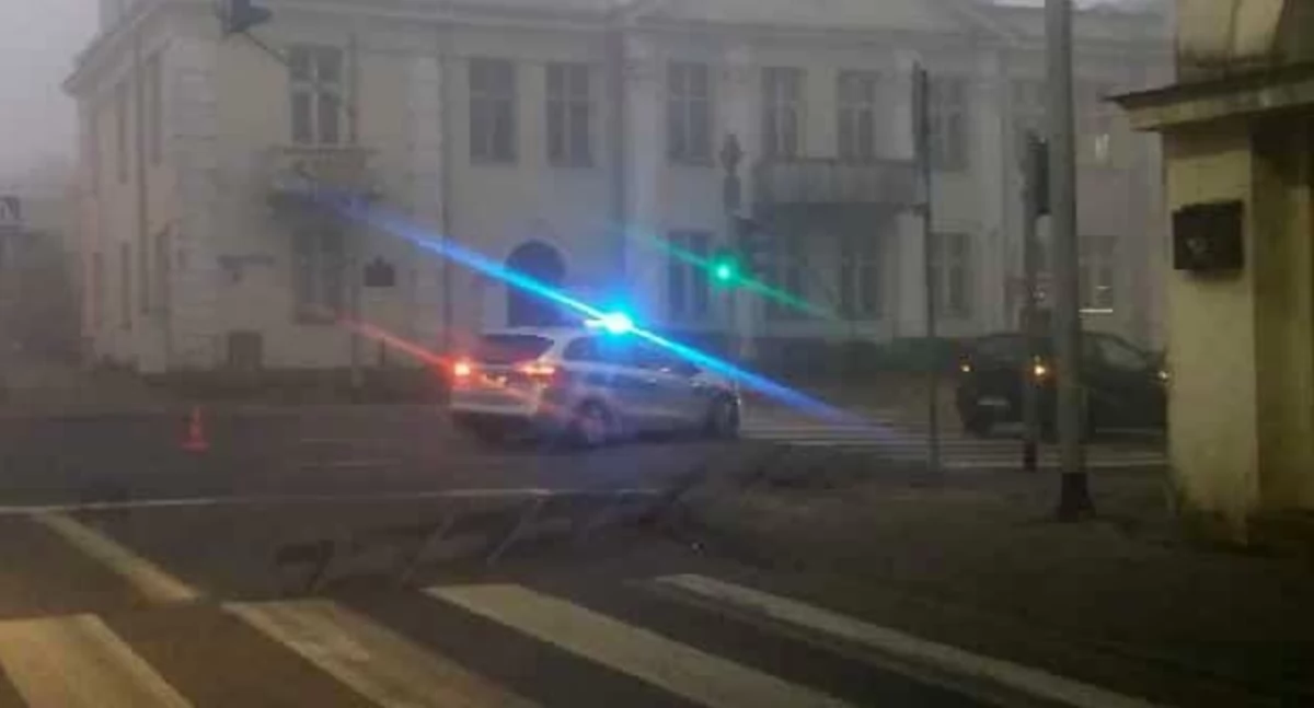 [AKTUALIZACJA] Wypadek w centrum Ciechanowa. Kobieta potrącona na pasach