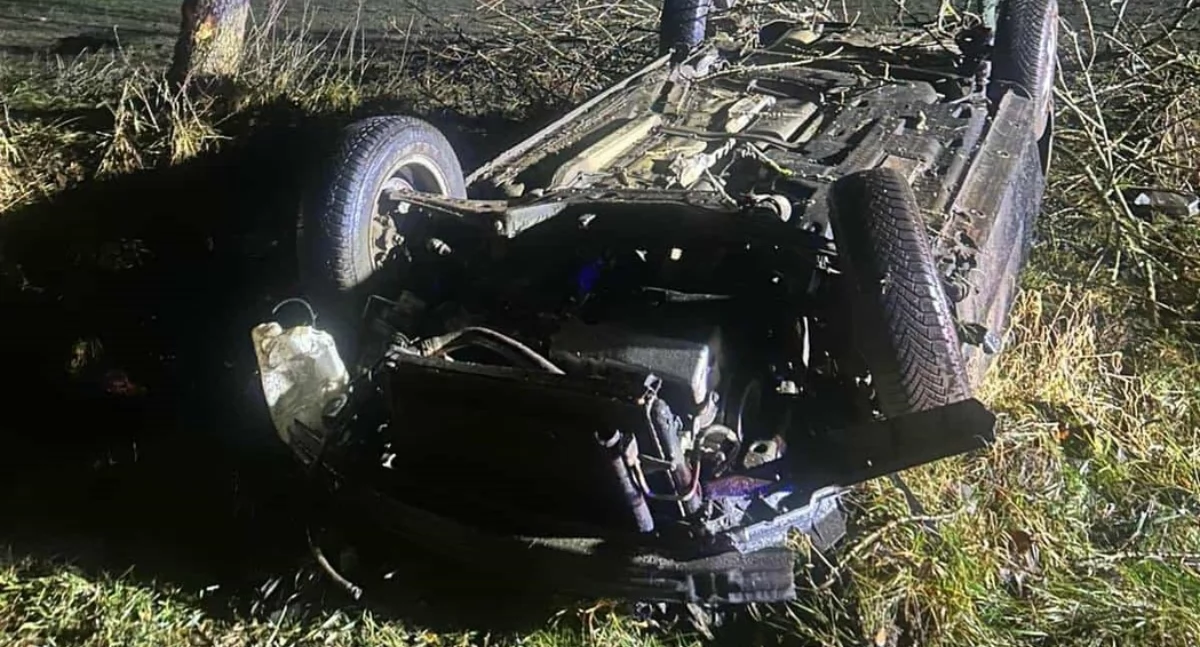 Dachowało auto podczas wyprzedzania. Dwie osoby w szpitalu