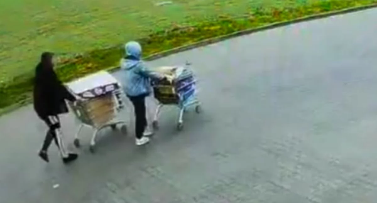 Włamali się do supermarketu. Z koszykami pełnymi łupów szli przez centrum miasta