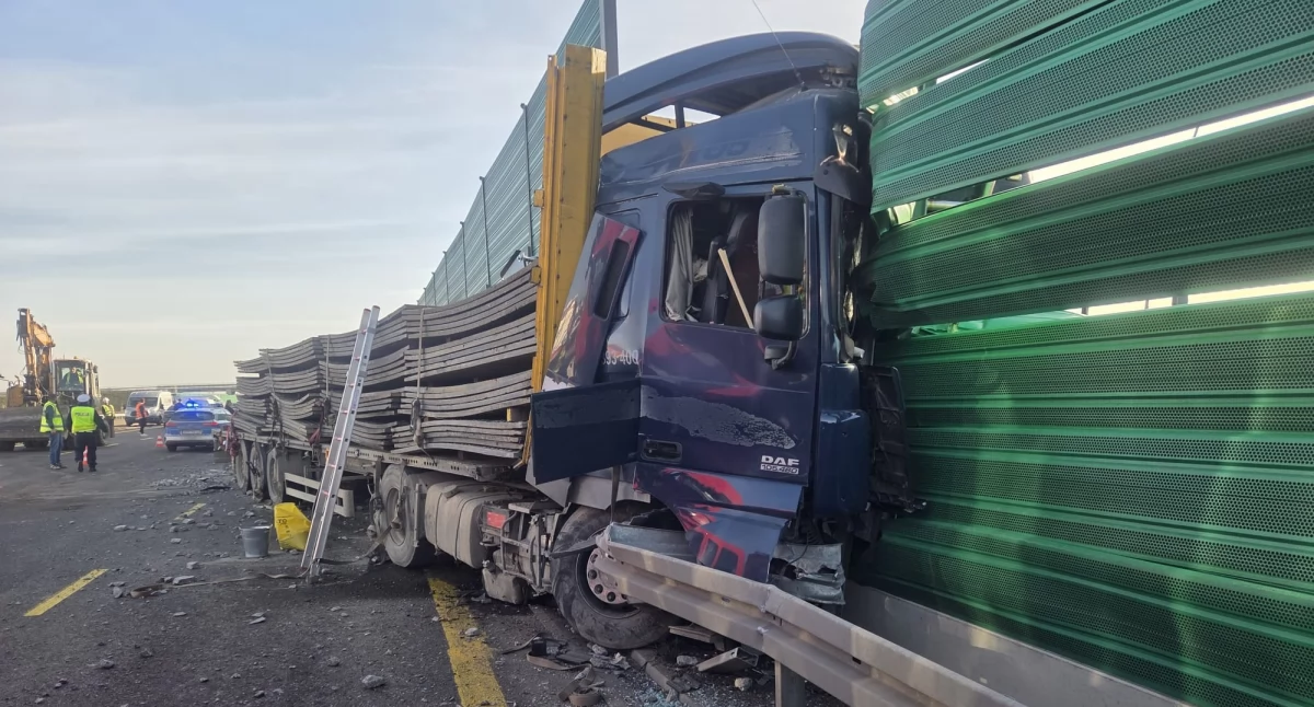 Poważny wypadek i duże utrudnienia w ruchu. Trwa akcja służb [zdjęcia]