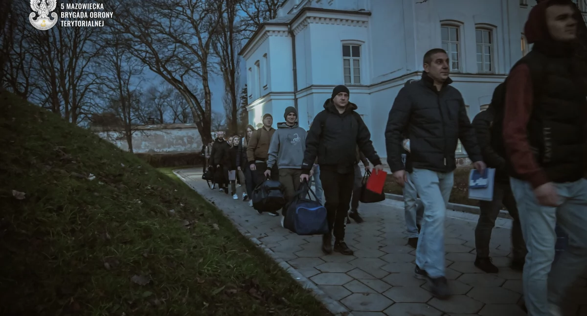 Pod bramą koszar w Ciechanowie stawiło się 50 osób. Rusza ostatnie szkolenie w tym roku [zdjęcia]