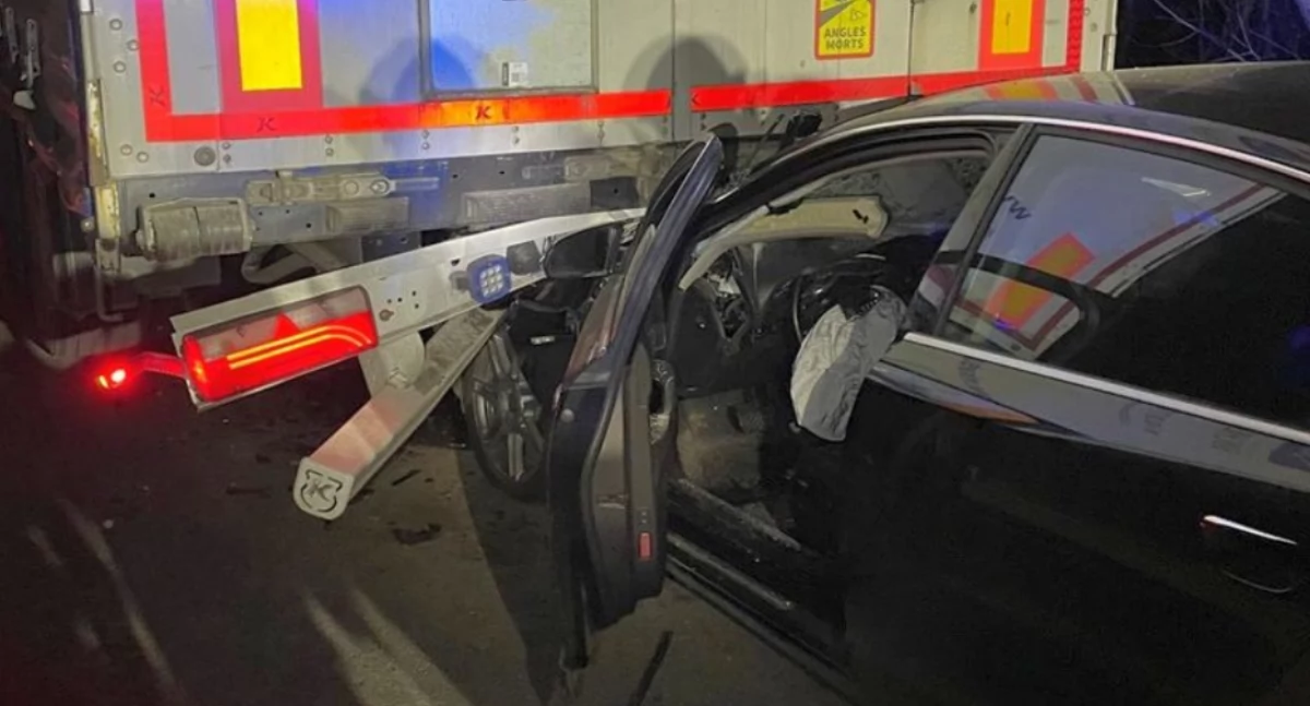 Wbił się w tył ciężarówki. Kierowca audi miał prawie 3 promile [zdjęcia]
