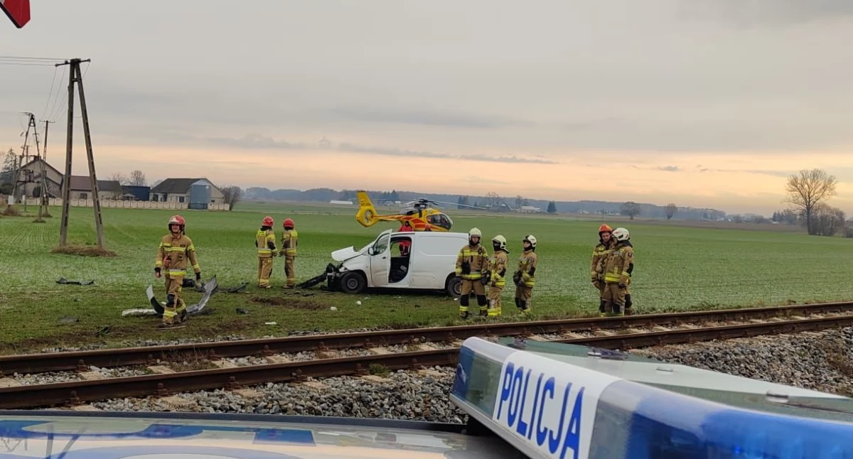 Poważny wypadek na przejeździe kolejowym. Lądował śmigłowiec LPR [zdjęcia]