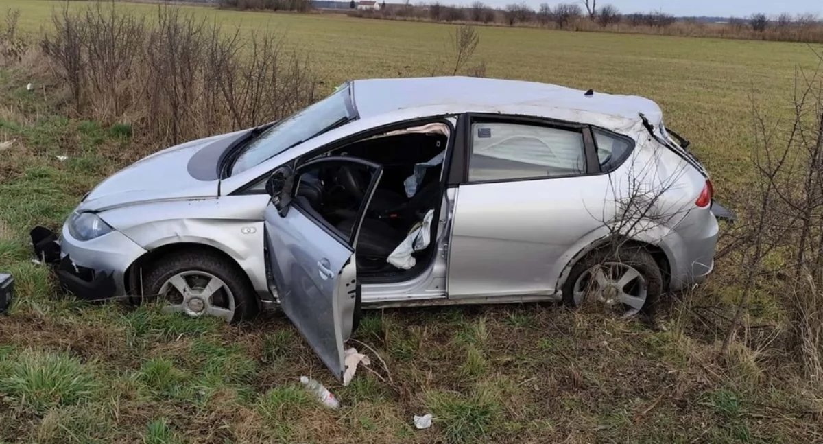 Auto kilkukrotnie dachowało. Ranna 18-latka [zdjęcia]